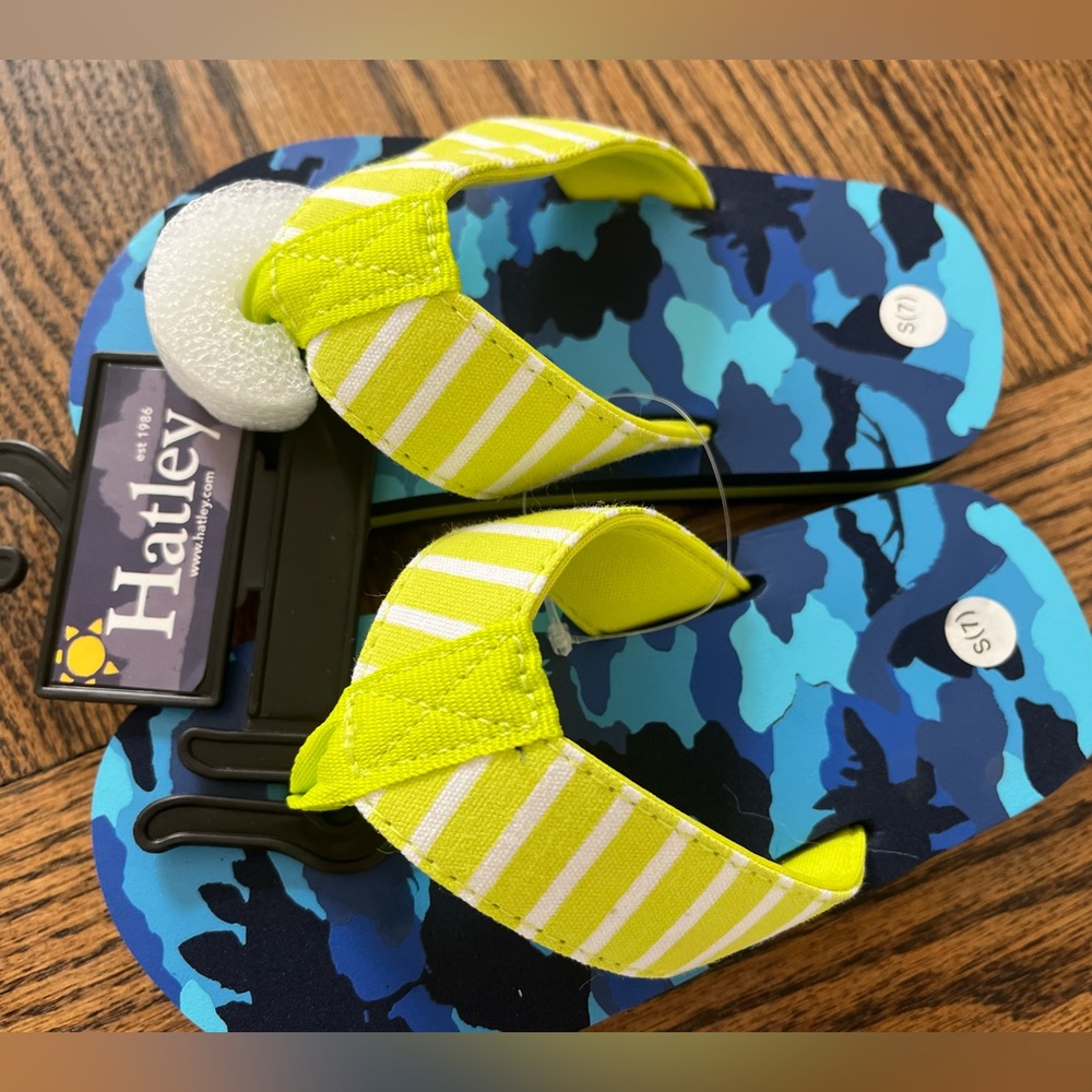 BNWT Hatley sandals - 7T